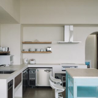 料理をしながらみんなで楽しさを共有できるよう、LDKの一角に設けられたキッチン。コンクリートで造作したオリジナルで、キッチンカウンターだけは汚れが付きにくいよう、漆喰ではなくツルッとした質感の塗り仕上げを採用。小さな作業台も家具職人につくってもらったオリジナルだ