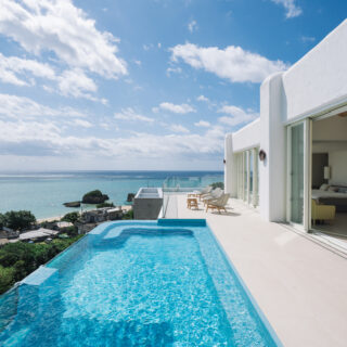 南西側に位置する広々としたテラス。部屋とテラスに段差がなくフラットにアクセスできる。水を目一杯溜めるとインフィニティスタイルとなるプールは、海側の壁がガラス面になっている。サイズは約8m×3m、深いところは水深約2mもある