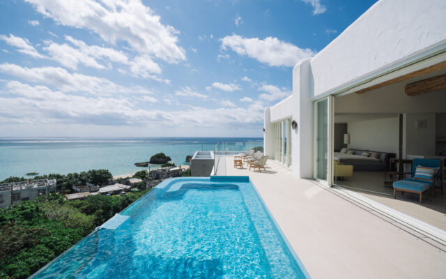 南西側に位置する広々としたテラス。部屋とテラスに段差がなくフラットにアクセスできる。水を目一杯溜めるとインフィニティスタイルとなるプールは、海側の壁がガラス面になっている。サイズは約8m×3m、深いところは水深約2mもある