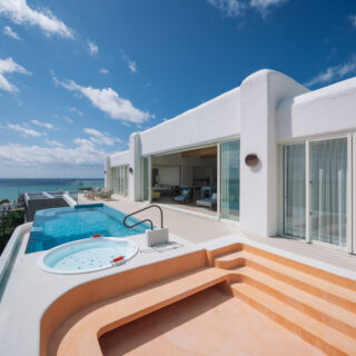 プールの隣にはジャグジーと掘り込みのベンチをレイアウト。モールテックスでつくったベンチは目に優しい色にこだわり、階段や造り付けのベンチの高さも計算されているという。建物外壁のエッジ部分もことごとくアール仕上げ。とにかく仕事が丁寧で細かい