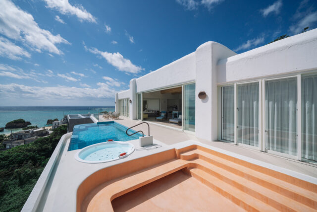 プールの隣にはジャグジーと掘り込みのベンチをレイアウト。モールテックスでつくったベンチは目に優しい色にこだわり、階段や造り付けのベンチの高さも計算されているという。建物外壁のエッジ部分もことごとくアール仕上げ。とにかく仕事が丁寧で細かい