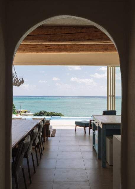 LDKに接するリネン庫へ向かう廊下からの眺め。アーチ型の開口で切り取られた絵画のような景色