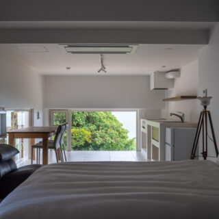 1階の一角にもミニキッチンを設えたゲストルームがある。2階に比べると開口部が小さく、こぢんまりした空間だが、ゲストには殊のほか人気だとか