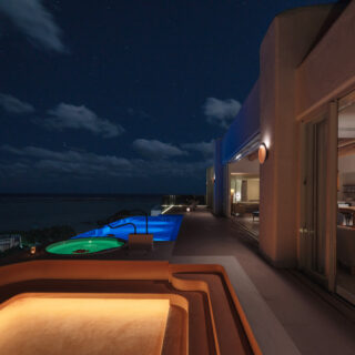 テラスに夜が訪れる。プールとジャグジーにはタイマーで色が変わるライトを仕込み、リゾートな雰囲気を演出している