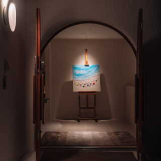 玄関ホールにはお気に入りのアートを飾って