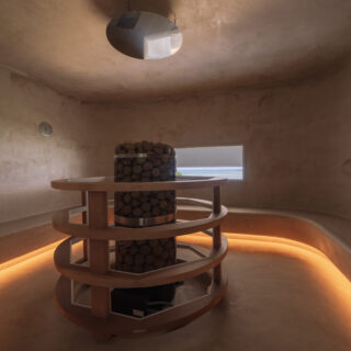 1階に設けられたドライサウナ。ベンチに腰を掛けた状態で小窓から海が眺められるよう高さが計算されている。ベンチの立ち上がりは、垂直ではなく斜めに仕上げている。ふくらはぎが直接当たらないので熱くない