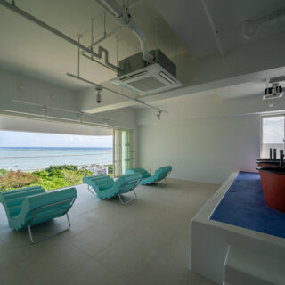 ドライサウナに隣接したととのいスペース。鋳物の五右衛門風呂が3つあり、そのうちひとつにチラー（水風呂冷水機）を採用しているので、水を適温まで下げることができる