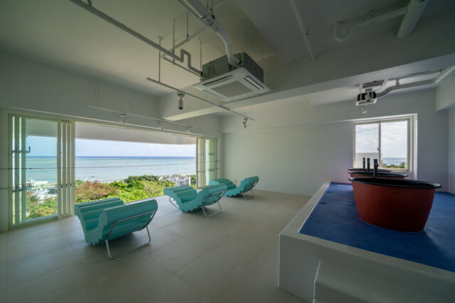 ドライサウナに隣接したととのいスペース。鋳物の五右衛門風呂が3つあり、そのうちひとつにチラー（水風呂冷水機）を採用しているので、水を適温まで下げることができる