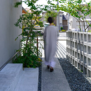 玄関と道路をつなぐアプローチ。道路側は有孔ブロックでさりげなくガードしてあり、安心感がある