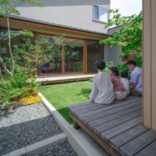 インナーテラスでのんびり。外にもこうした居場所があると、中庭の活躍シーンがいっそう増える