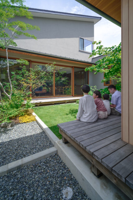 インナーテラスでのんびり。外にもこうした居場所があると、中庭の活躍シーンがいっそう増える