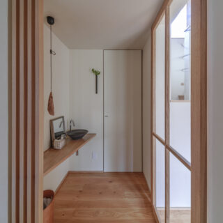 玄関ホールの一角に手洗いを設置。来客時、邸内の奥まで行かなくても手を洗ってもらうことができる