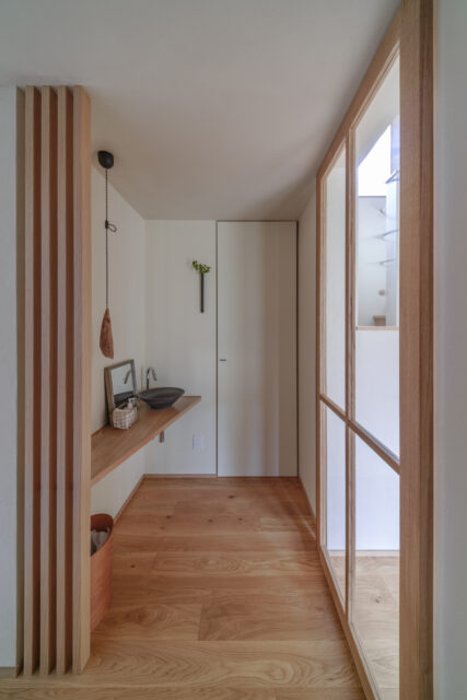 玄関ホールの一角に手洗いを設置。来客時、邸内の奥まで行かなくても手を洗ってもらうことができる