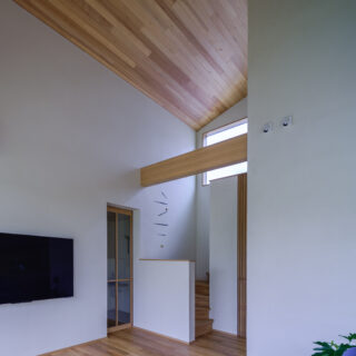 吹抜けのリビングスペース。勾配天井は最大で高さが約7mというスケール感