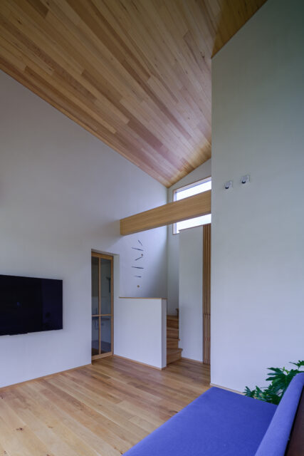 吹抜けのリビングスペース。勾配天井は最大で高さが約7mというスケール感