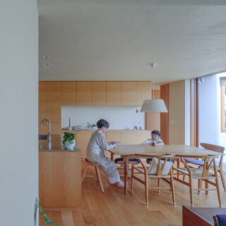 明るい光が差し込むダイニング。テーブル横は大容量の壁面収納。中には趣味で集めた作家モノの食器がずらり