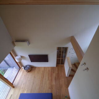 2階通路からは1階のリビングを見下ろせる。吹抜けを介し、1階にいても2階の子ども部屋の気配がわかる