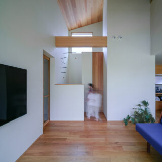 写真奥はリビング内階段。その脇にある縦格子の一部は奥村さんデザインの隠し扉で、中にはAV機器を格納