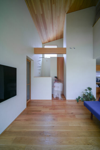 写真奥はリビング内階段。その脇にある縦格子の一部は奥村さんデザインの隠し扉で、中にはAV機器を格納