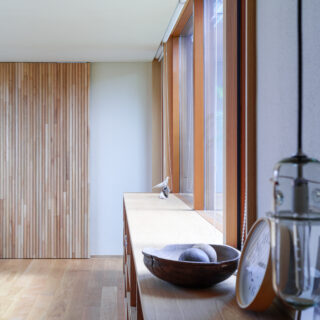 中庭から燦燦と光がそそぐフリースペース。腰高窓の先にはドアがあり（写真奥）、中庭に出られる