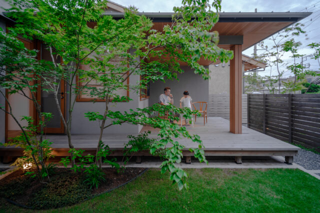 中庭に面した大屋根付きのインナーテラスは、森林リゾートの高級コテージのよう。隣の主寝室の窓に見える格子状の建具は奥村さんオリジナルの「簀戸（すど）」。簾の代わりに麻を張ってあるので和に寄り過ぎないモダンな仕上がり。障子と異なり、風を通すというメリットもある