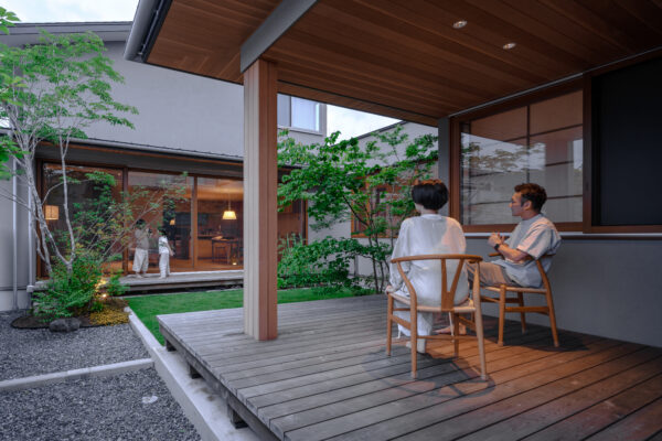 緑豊かな中庭で、充実の家族時間 カーテンを開け放しておおらかに暮らす家