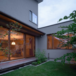 中庭には家庭菜園コーナーも（写真正面奥）。庭いじりも好きな奥さんがハーブなどを育てて楽しんでいる