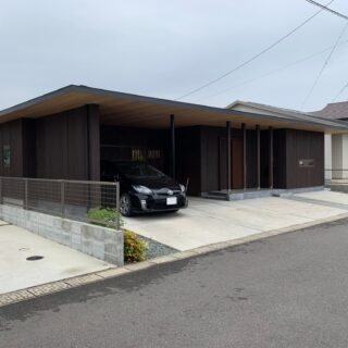 外観　中庭に面した側に窓を集中させ、周囲からの視線をカットするために外側の窓は最小限に。軒は1100mm。外壁を板張りとしたため、劣化を防ぐために長くした。軒が長いと外壁の劣化速度は大きく変わる。雨天時の効果も絶大だ