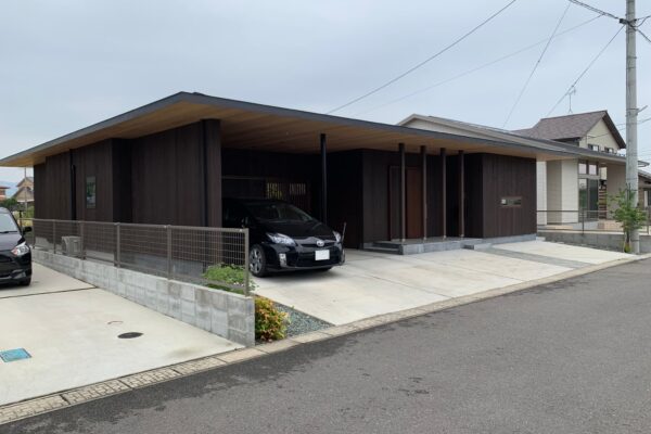 子供の遊び場、ＢＢＱ、アウターリビング… 視線カットも兼ねる、多機能な中庭のある家（K-space）