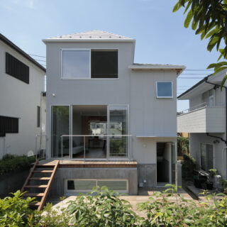 大きく残すことができた庭からは2.5階建てのように見えるI邸。広々としたウッドデッキでは、子どもたちの絶好の遊び場。夏には人目を気にせずプール遊びも楽しめるという。