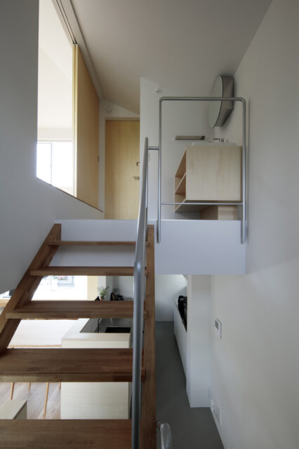 ２階の踊り場には、洗面スペースを。小さな棟の低い勾配天井を巧みに利用し、絶妙な高さを実現した。