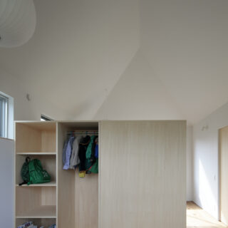 現在は、移動可能な収納棚で軽く間仕切り。左右対称な構造のため、将来は間仕切りを入れて２つの個室をつくることが可能。