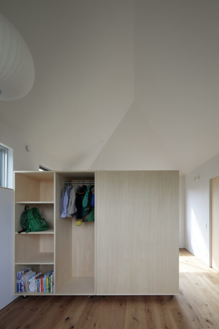 現在は、移動可能な収納棚で軽く間仕切り。左右対称な構造のため、将来は間仕切りを入れて２つの個室をつくることが可能。