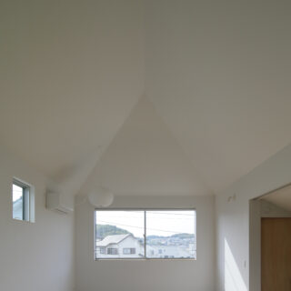 大きな棟の三角屋根の下の大空間は子ども部屋。思わず声が漏れるほどの開放感がある。