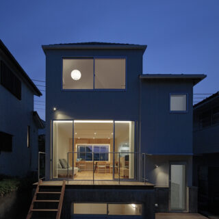 夜になると、室内の明かりがデッキを照らし、幻想的な雰囲気に。