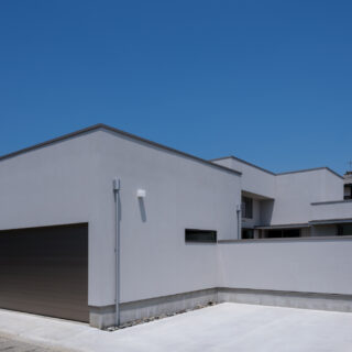 コンクリート打ちっ放しのように見えて木造のN邸。木造にすることでコストや断熱性のメリットも。換気システムを検討し、ベントキャップも最小限にしている。