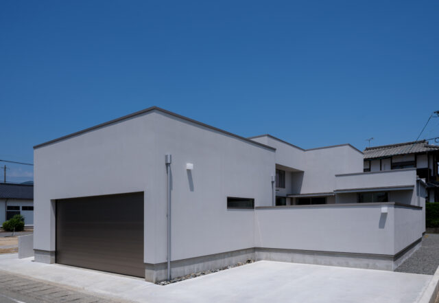 コンクリート打ちっ放しのように見えて木造のN邸。木造にすることでコストや断熱性のメリットも。換気システムを検討し、ベントキャップも最小限にしている。