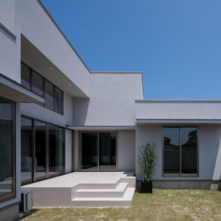 プライバシーを確保しつつゆったりとした空間の中庭。窓の位置や大きさ、庇の張りだし具合を巧みに計算し、雨の日でも濡れにくい他、夏の太陽は遮り冬の日差しは導く。