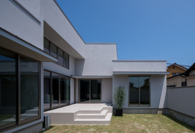 プライバシーを確保しつつゆったりとした空間の中庭。窓の位置や大きさ、庇の張りだし具合を巧みに計算し、雨の日でも濡れにくい他、夏の太陽は遮り冬の日差しは導く。