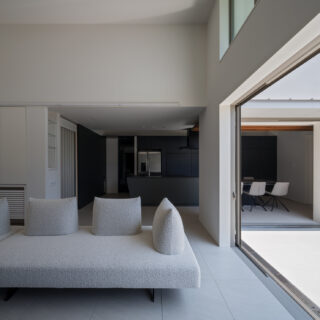 掃き出し窓をフルオープンすると、リビングが拡張。エアコンを床に這わせ輻射式冷暖房（写真中央左側）を採用したことで、ランニングコストも安くなるという。