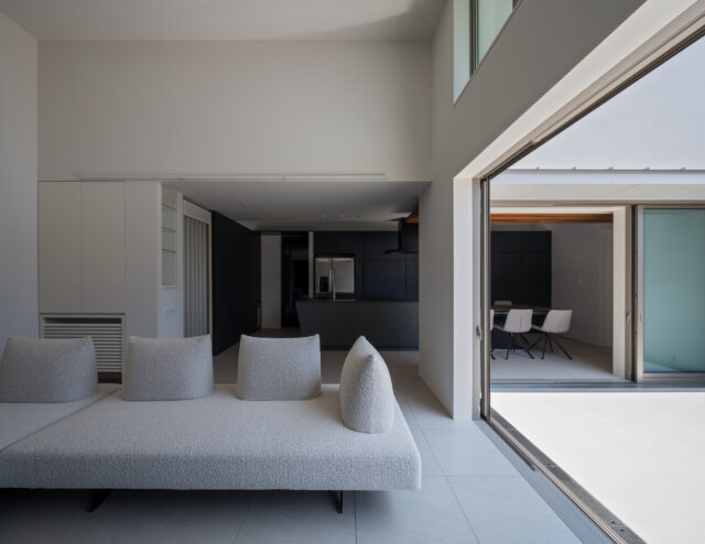 掃き出し窓をフルオープンすると、リビングが拡張。エアコンを床に這わせ輻射式冷暖房（写真中央左側）を採用したことで、ランニングコストも安くなるという。