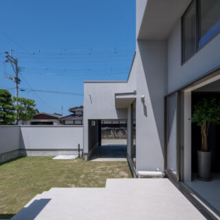 BBQなどに活用されている中庭。ガレージを経由して車が直接入れる開口を設けた。大型の家具・家電の搬入などにも便利。