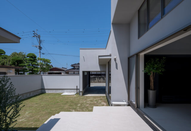 BBQなどに活用されている中庭。ガレージを経由して車が直接入れる開口を設けた。大型の家具・家電の搬入などにも便利。