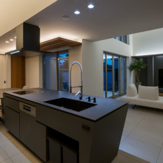 キッチンも堺さんの設計。デザイン性の高い台形を採用。洗剤のボトルもキッチン内に埋め込むなど、スッキリと見せる工夫満載。