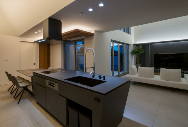 キッチンも堺さんの設計。デザイン性の高い台形を採用。洗剤のボトルもキッチン内に埋め込むなど、スッキリと見せる工夫満載。