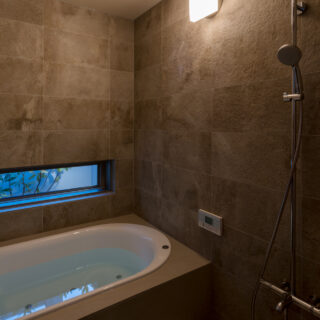 シックなバスルームは、ホテルライクな仕様。坪庭の景色を眺めながらプチ露天風呂気分。