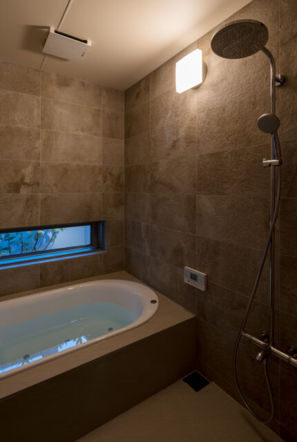 シックなバスルームは、ホテルライクな仕様。坪庭の景色を眺めながらプチ露天風呂気分。