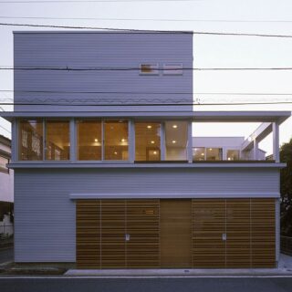 窓が続くように感じる、印象的な外観。リビングから続くテラスにも、窓が続いているように感じるデザインだ。出窓のような窓の効果で、正面の道路からは室内がほとんど見えないことがよくわかる
撮影：石黒 守