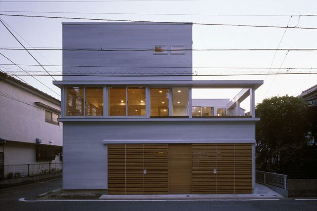 窓が続くように感じる、印象的な外観。リビングから続くテラスにも、窓が続いているように感じるデザインだ。出窓のような窓の効果で、正面の道路からは室内がほとんど見えないことがよくわかる
撮影：石黒 守