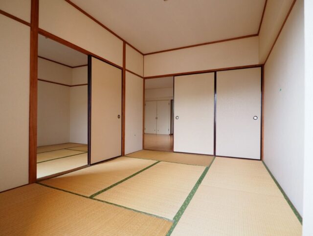 リノベーション前のレイアウトは和室がメインの4DK。1980年代では一般的なレイアウトだったが、さすがに現代では使いづらい状況だった